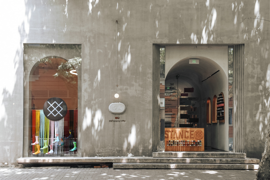 图1：美国潮流品牌STANCE打造的“TAKE a STANCE”袜柜概念店现场.JPG