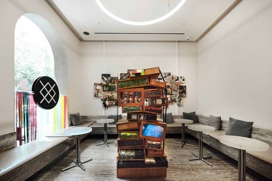 图2：STANCE概念店内独树一帜的“Sock Drawer袜柜”装置.JPG