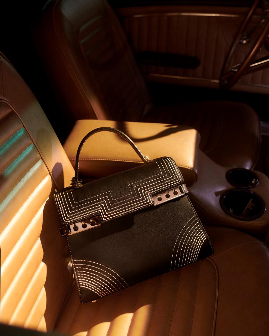 1. DELVAUX_AW21_Tempete_MM_Fade_Away_Supple_Calf_Black.jpg