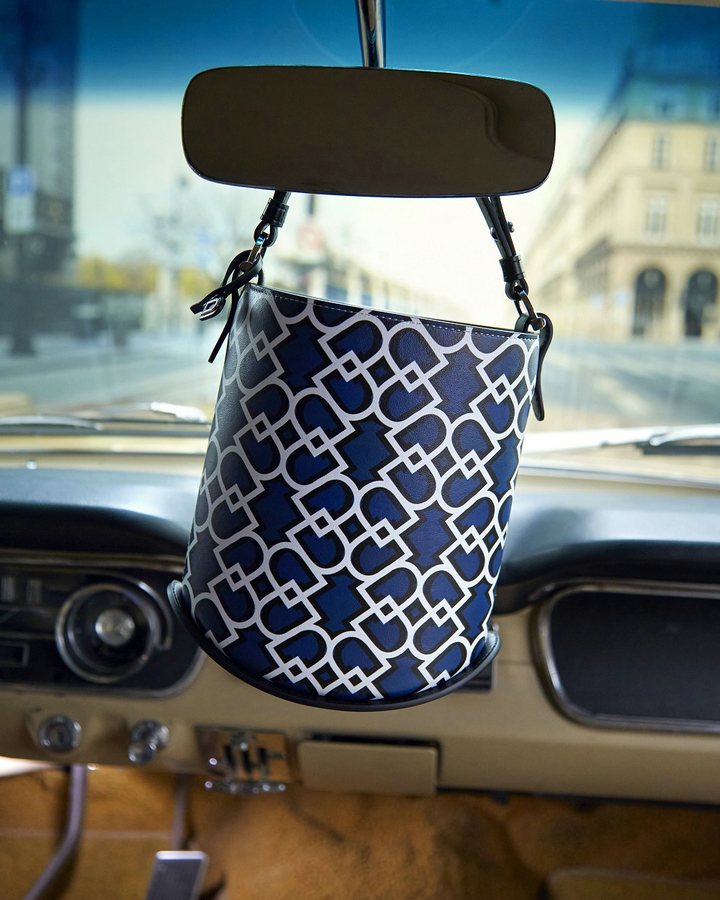 1. DELVAUX_AW21_Pin-Mini-Bucket-D-Upside-Down-Box-Calf-Bleu-de-Prusse_Still-life_01.jpg