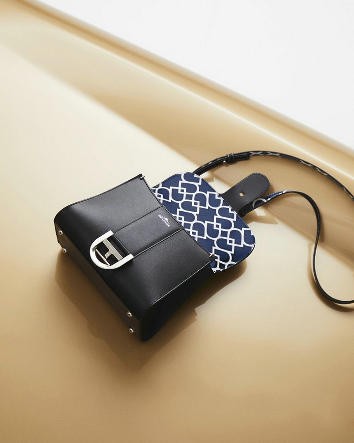 3. DELVAUX_AW21_Brilliant_Mini_S_Box_Calf_LiningD_Upside_Down_Noir_BluedePrusse.jpg