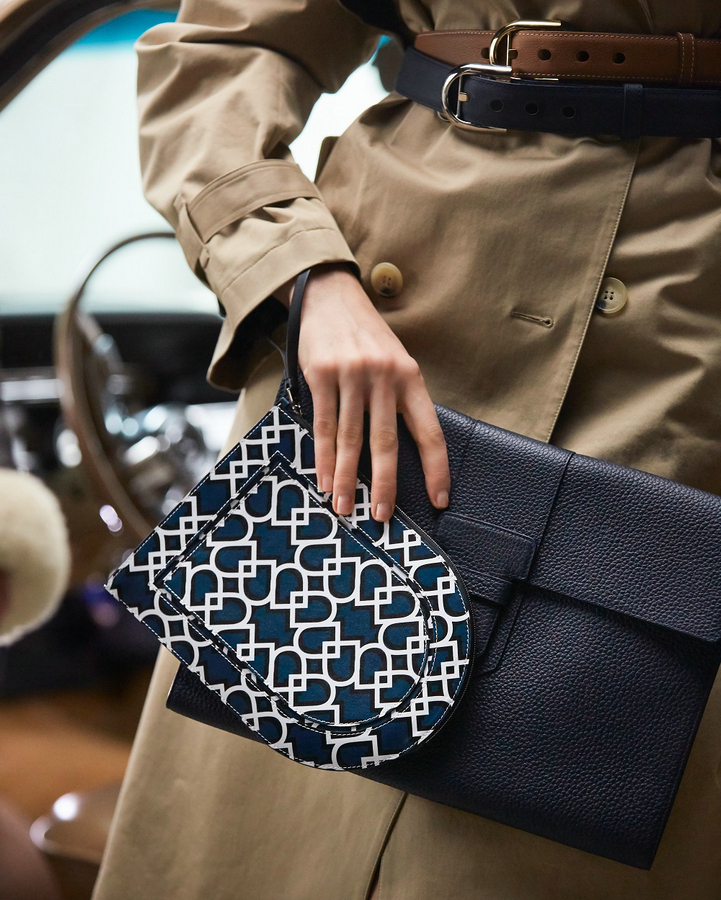 5. DELVAUX_AW21_Pin-D-Pouch-D-Upside-Down-Tempo-Calf-Domino-Calf-Bleu-de-Prusse.jpg