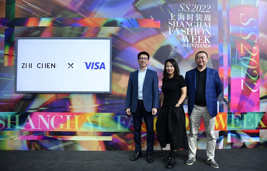 招商银行信用卡中心总经理助理兼多元总经理陆小荣、Visa大中华区市场部总经理孙丽军及Visa中国区业务发展部总经理尹小龙于上海时装周秀场合影.jpg