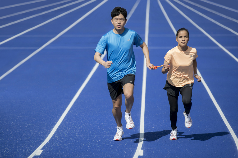视障跑者与陪跑员在跑道上互相陪伴，携手共进 2.jpg