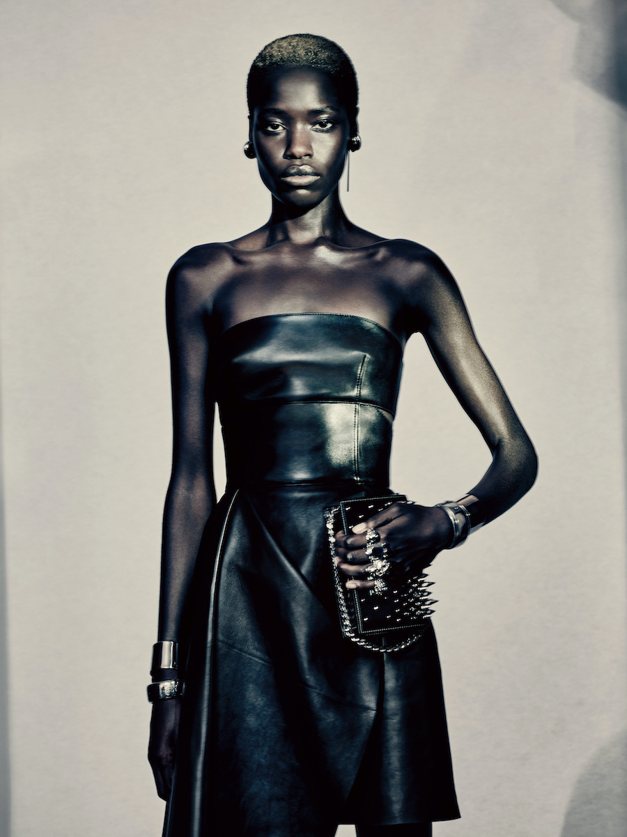Alexander McQueen 2022秋冬女装系列广告大片_2.jpg