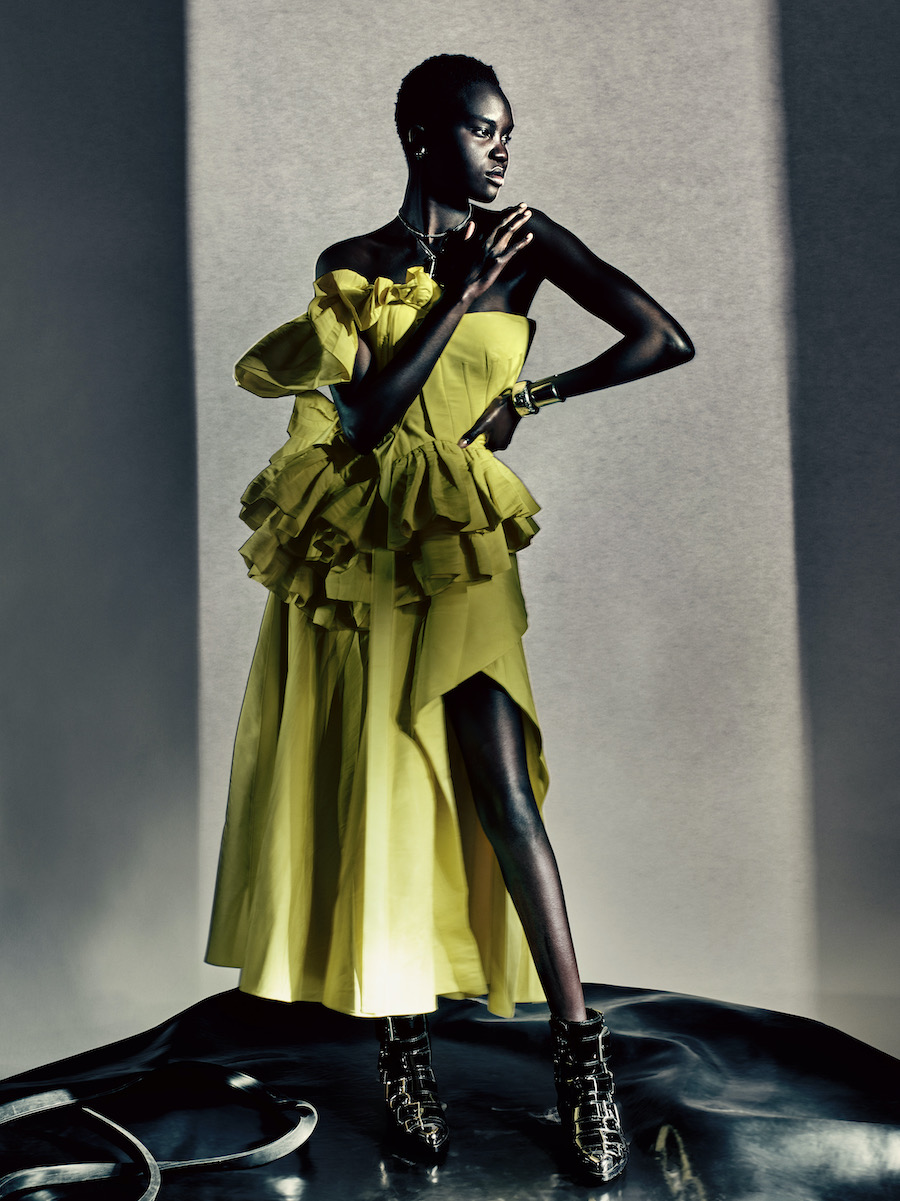 Alexander McQueen 2022秋冬女装系列广告大片_5.jpg