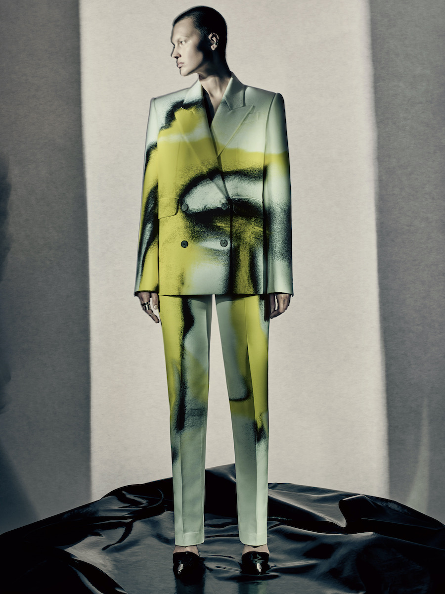 Alexander McQueen 2022秋冬女装系列广告大片_6.jpg