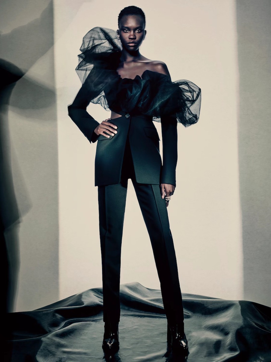 Alexander McQueen 2022秋冬女装系列广告大片_7.jpg