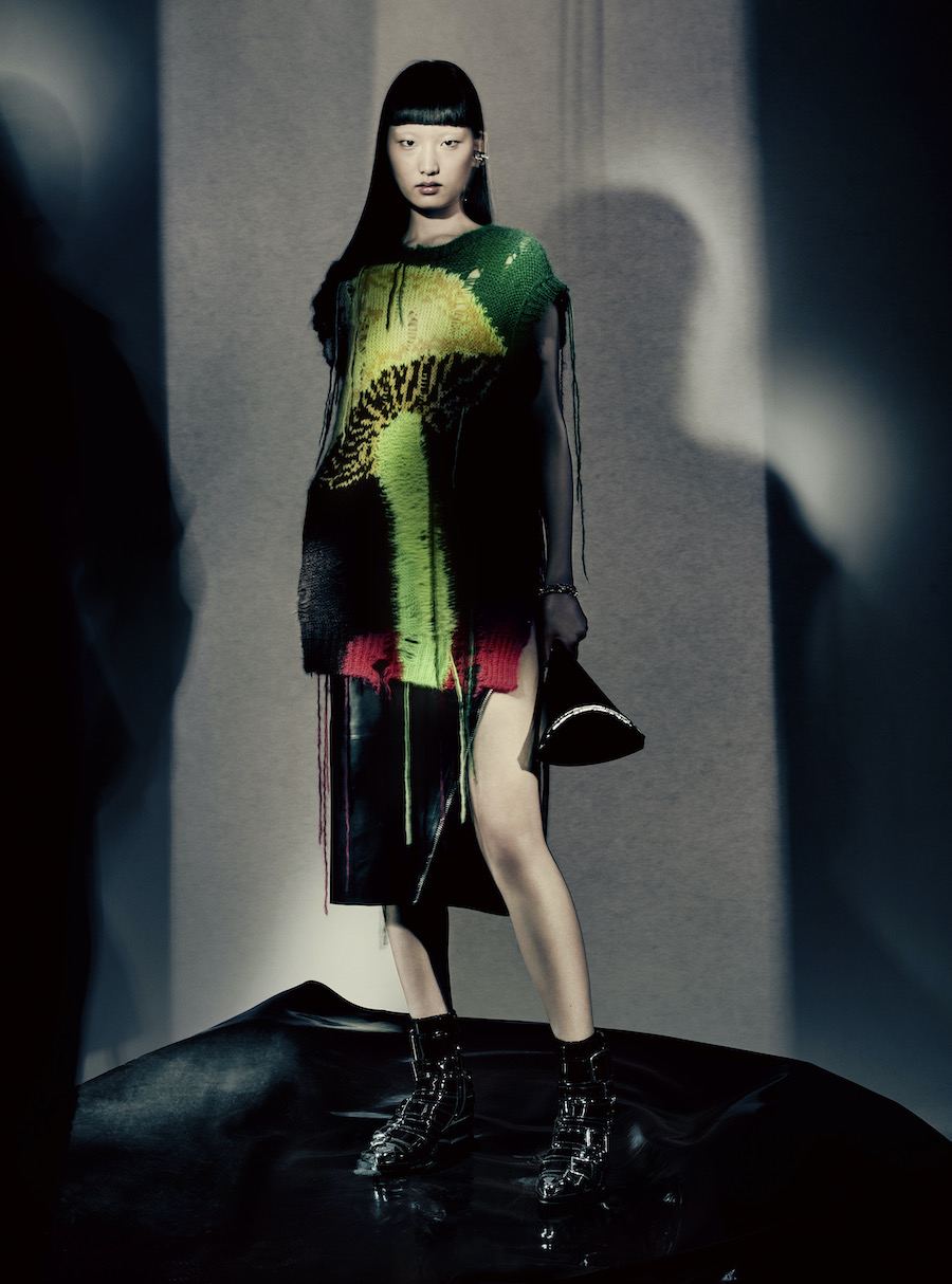 Alexander McQueen 2022秋冬女装系列广告大片_8.jpg