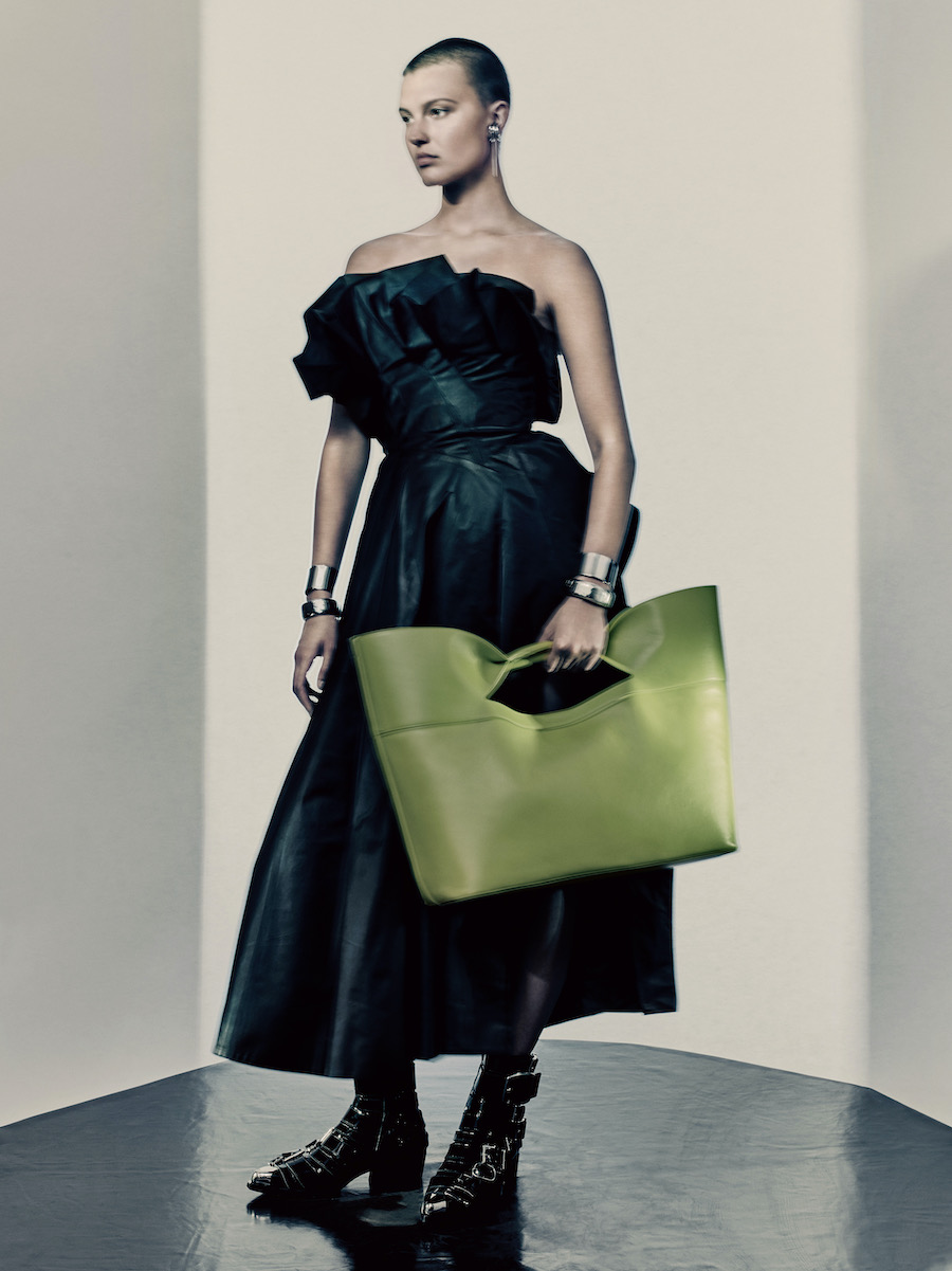 Alexander McQueen 2022秋冬女装系列广告大片_10.jpg