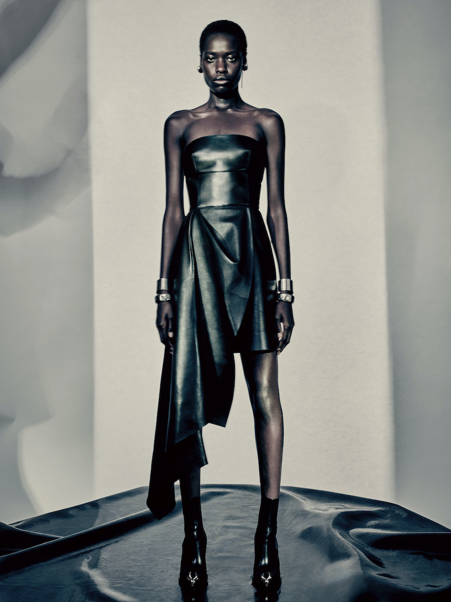Alexander McQueen 2022秋冬女装系列广告大片_11.jpg