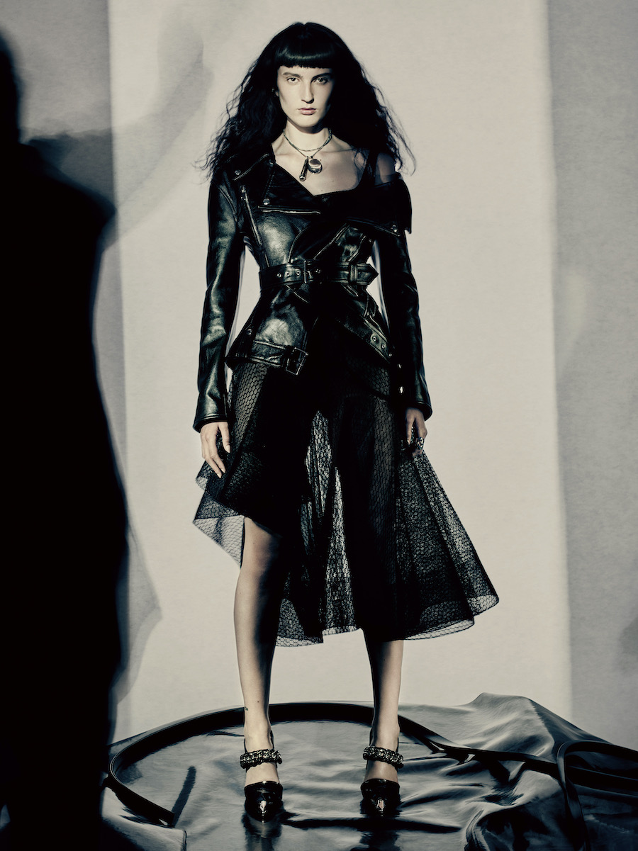Alexander McQueen 2022秋冬女装系列广告大片_12.jpg