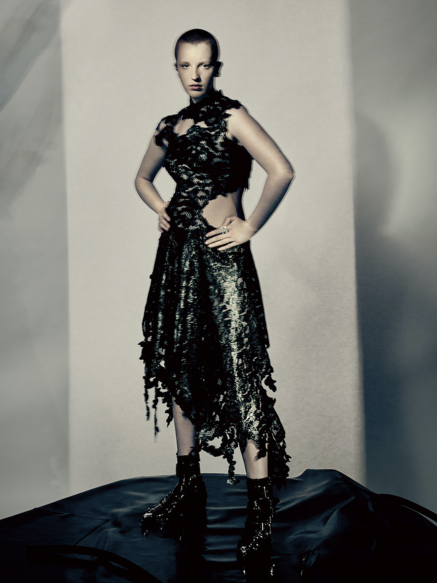 Alexander McQueen 2022秋冬女装系列广告大片_13.jpg