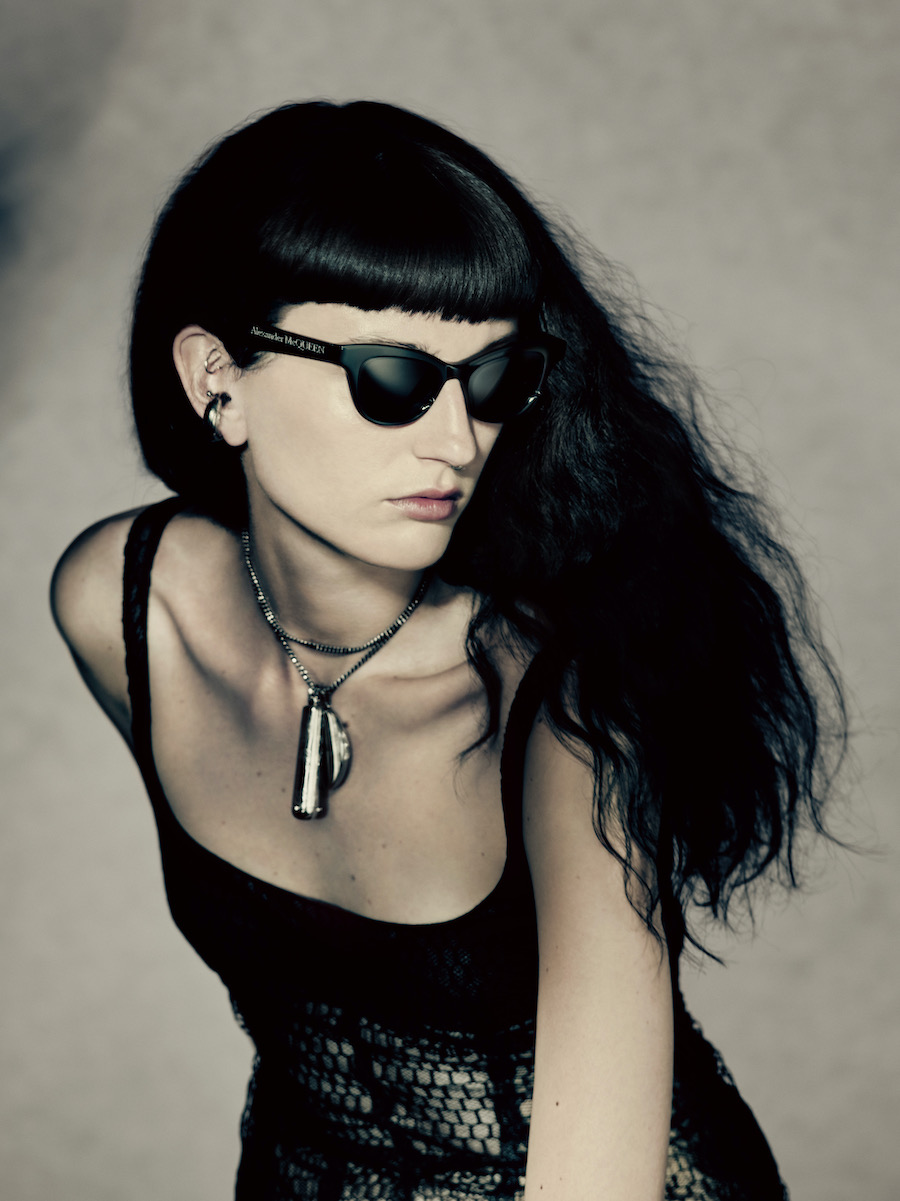 Alexander McQueen 2022秋冬女装系列广告大片_15.jpg