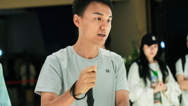 4-柒月向嘉宾们介绍可隆专业徒步装备以及可隆登山杖的使用方法2.jpg