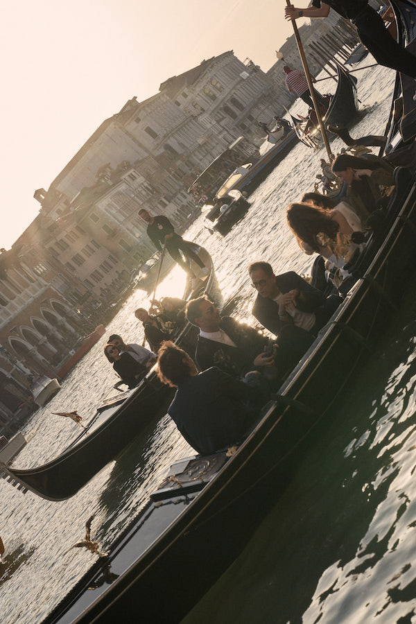 活动现场氛围图_宾客们乘坐威尼斯的传统船只贡多拉(Gondola).jpg