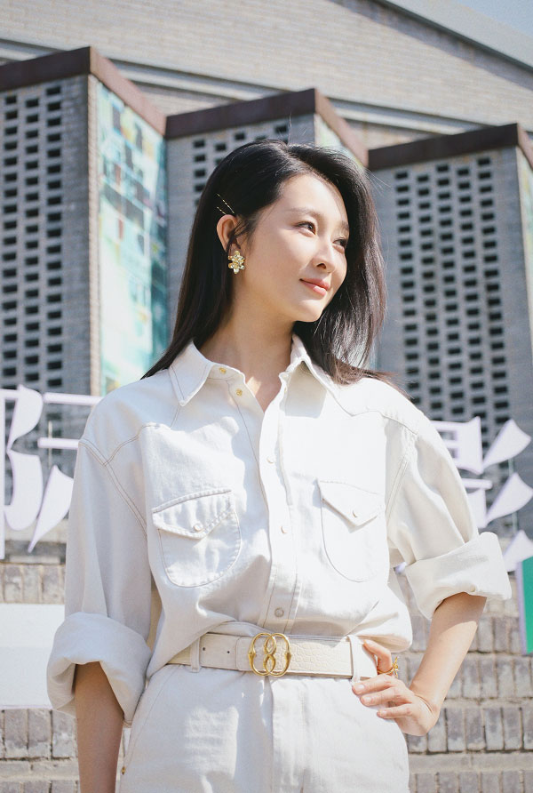 Bally-秋冬白色牛仔衬衫&白色长裤&Emblem白色皮革腰带_吕星辰-3.jpg