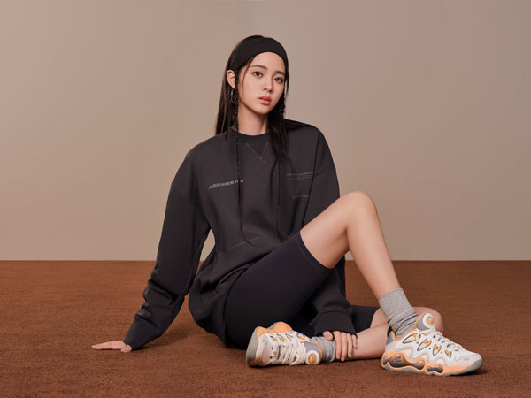 2-FILA-FUSION代言人欧阳娜娜上身FUSIONEER系列新品服饰.jpg