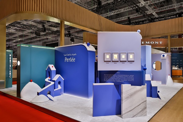 Van Cleef & Arpels梵克雅宝进博会展台.jpg