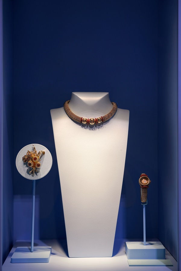世家于进博会呈现Van Cleef & Arpels Collection作品：Quatre fleurs Couscous 胸针，Couscous 项链，Couscous腕表.jpg