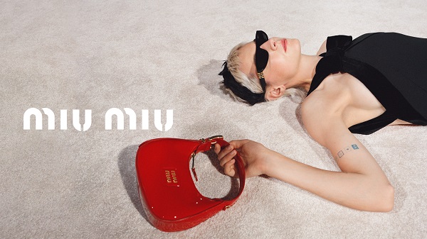 Edward_Miu-Miu_Holiday_2023_Main_Campaign_Digital-Banner_Logo_1920x1080px-7.jpg