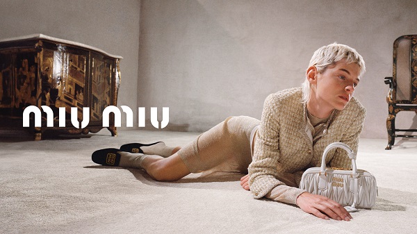 Edward_Miu-Miu_Holiday_2023_Main_Campaign_Digital-Banner_Logo_1920x1080px-.jpg