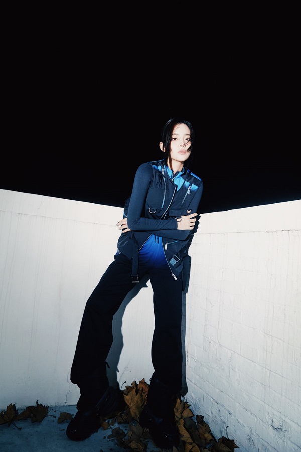 FILA FUSION代言人欧阳娜娜上身全新未来潮鞋ARMOUR BOOT铠甲靴_01.jpg