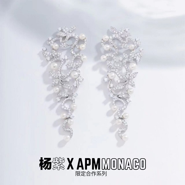 18_APM Monaco x 杨紫 限定合作系列_长款珍珠花朵垂坠耳环.jpg