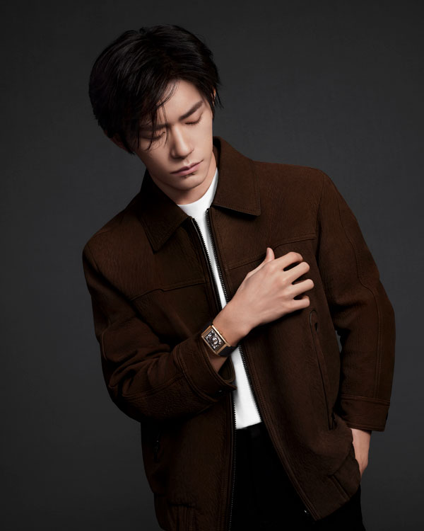 积家全球代言人易烊千玺佩戴Reverso-Tribute-Chronograph翻转系列计时腕表---2.jpg