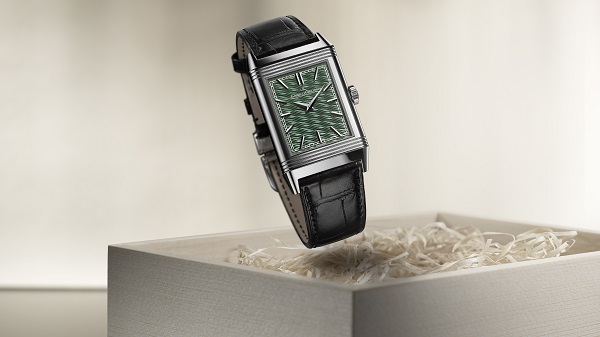 积家Reverso Tribute Enamel 翻转系列珐琅腕表《威尼斯大运河》款 - 正面情景图.jpg