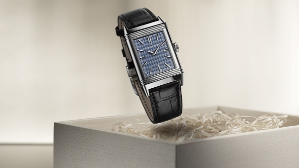 积家Reverso Tribute Enamel 翻转系列珐琅腕表《总督宫》款 - 正面情景图.jpg