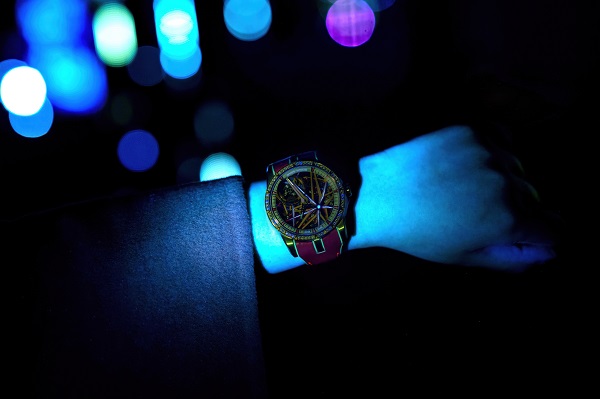 1. 罗杰杜彼Roger Dubuis携王者系列霓虹腕表闪现上海fotografiska影像艺术中心和北京启皓艺术馆.jpg