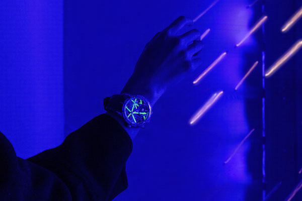 2.-罗杰杜彼Roger-Dubuis携王者系列霓虹腕表闪现上海fotografiska影像艺术中心和北京启皓艺术馆.jpg