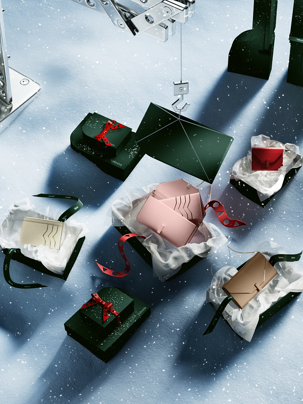 9_Valextra Holiday Campaign - Iside wallet with chain.png