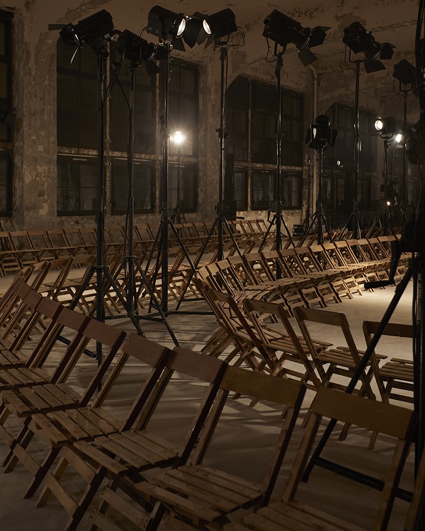 8_AMI_FW25_SHOW_SET_NICOLAS_SISTO_1_V02_4x5.jpg