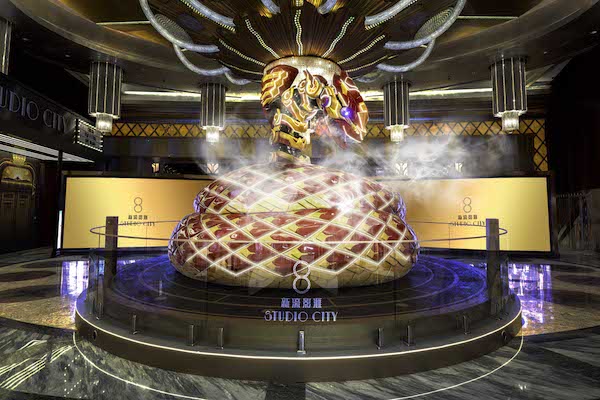 02 港澳首个5米高的巨型机械蛇装置「机械灵蛇·激光献瑞」.jpeg