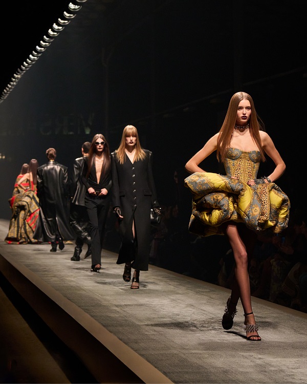 VERSACE FALL-WINTER 2025 FINALE - Image (3).jpg