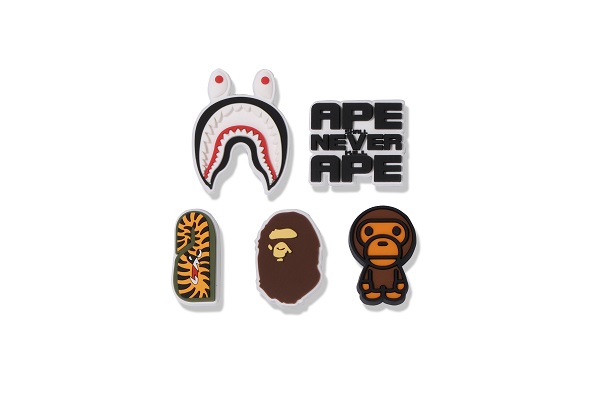 BAPE® x Crocs卡骆驰联名系列智必星鞋花.JPG