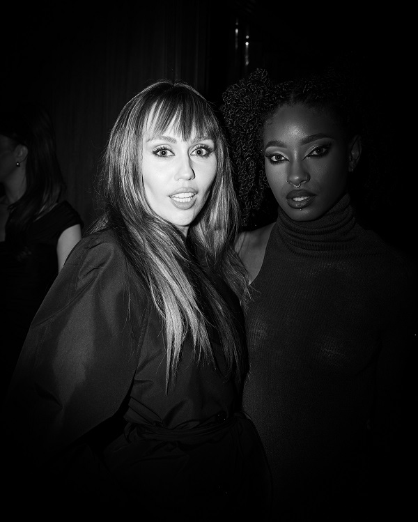MGE_FW_2025_EE_BS_B&W_150DPI_CROP4-5_25_METGALA_CASACIPRIANI_COCKTAIL_REPORTAGE.jpg