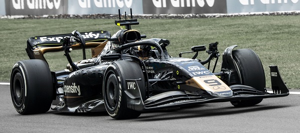 2. IWC万国表作为F1主题影片中虚构APXGP车队赞助商出现.jpg