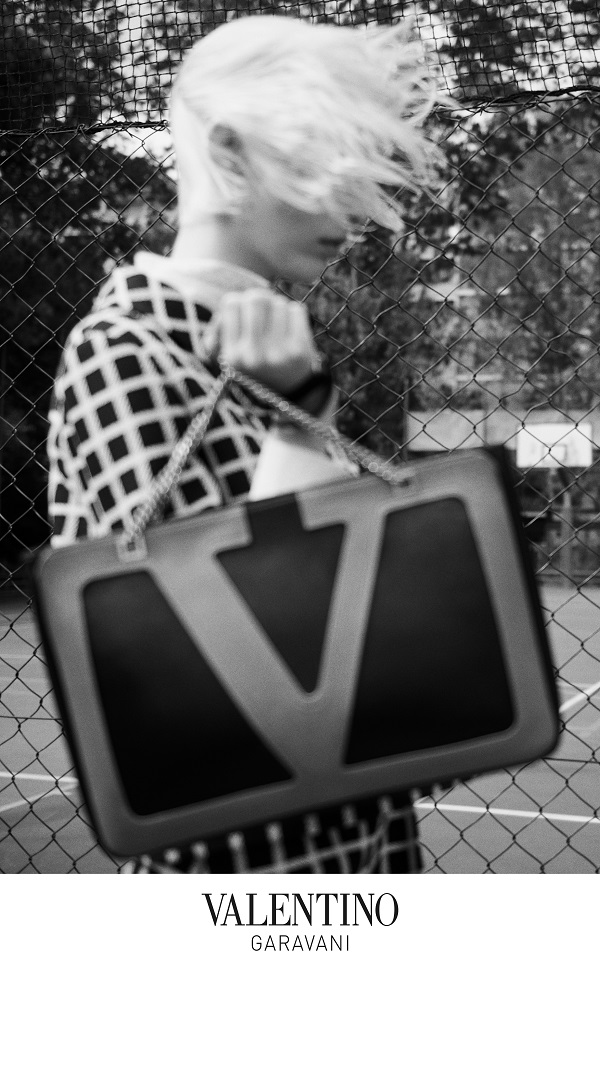 Valentino_Fall25_VivaSuperstar_Logo_9x16-safe_02.jpg