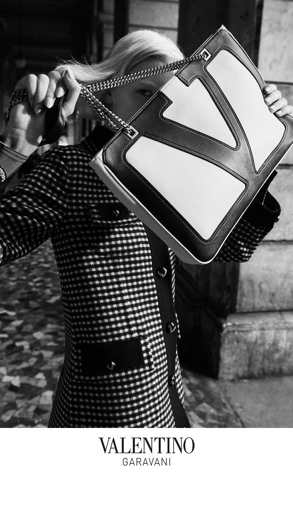 Valentino_Fall25_VivaSuperstar_Logo_9x16-safe_03.jpg