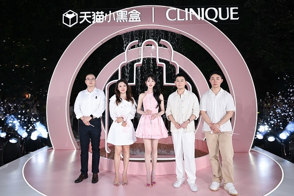 嘉宾与陈都灵合照.jpg