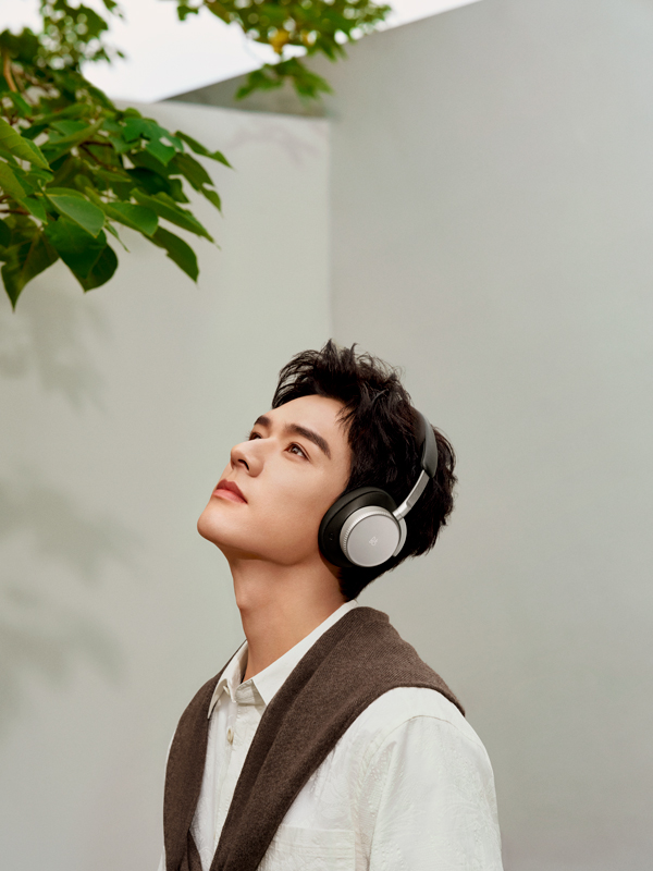 B&O全球品牌代言人龚俊佩戴B&O-Beoplay-H100耳机.jpg