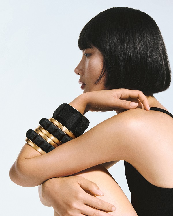 Boucheron宝诗龙Quatre Sand手镯_模特图_4x5 02.jpg