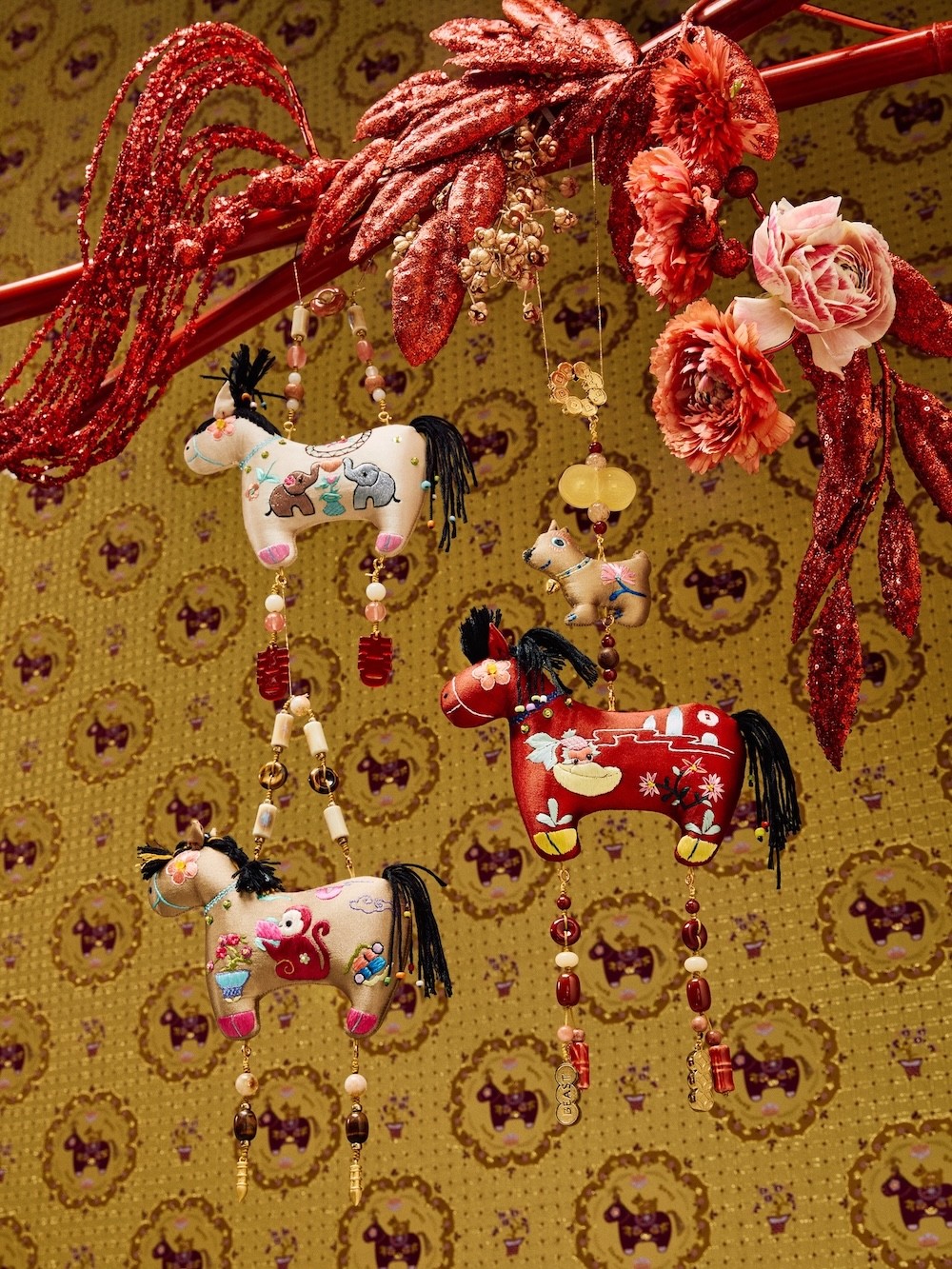 4. 三款庆阳刺绣⼿⼯香囊.jpg